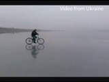 In bici sul lago ghiacciato: pessima idea