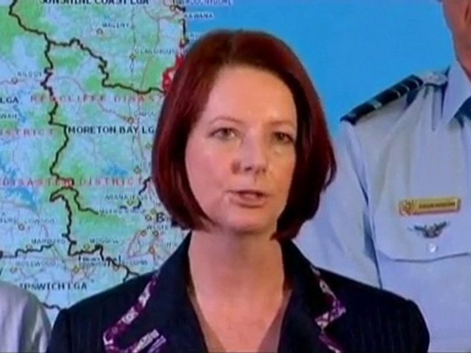 Thousands evacuated as floods swamp Brisbane