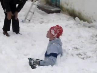 Emporté par une avalanche sur le toit de sa maison