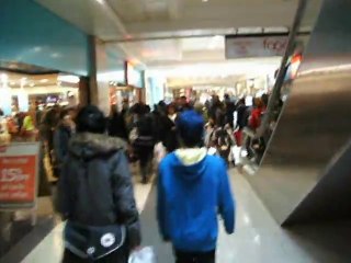 Les cheveux bleus assortis au pull over