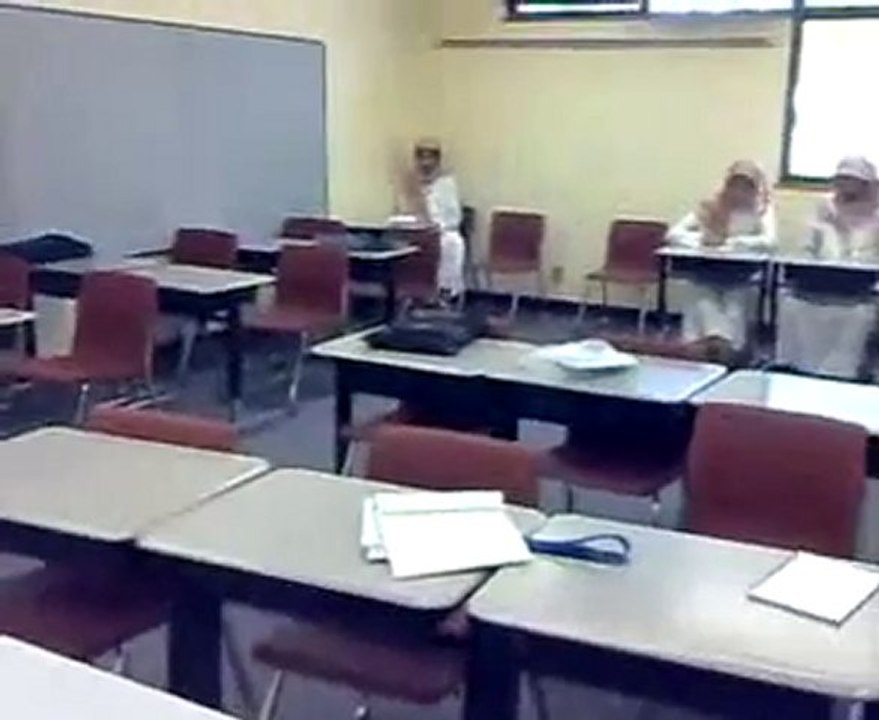 طالب ينشد بصوت جميل