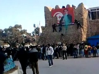 Tunisie Hammamet Photo Ben Ali destroyed 13 January 2011