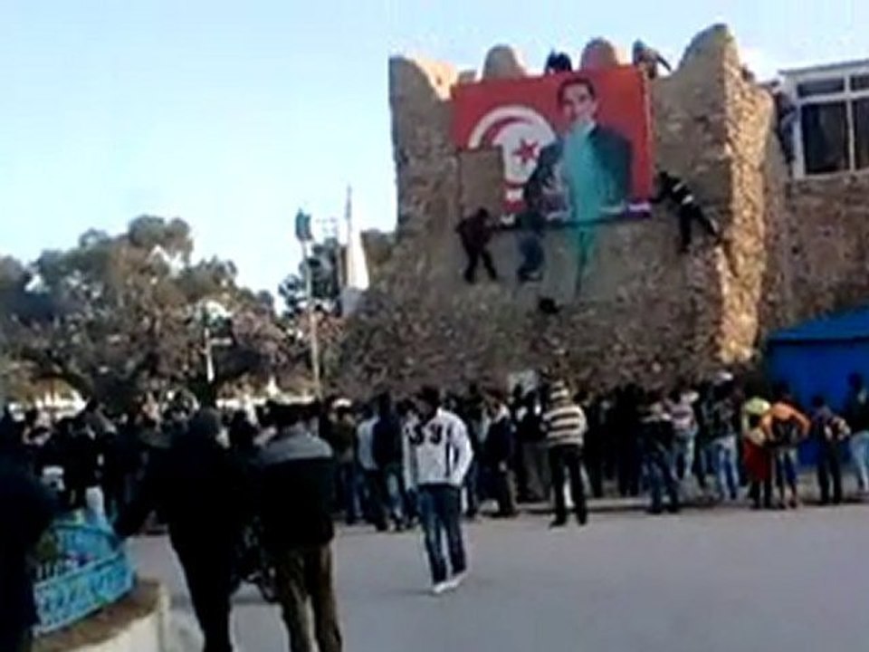 Tunisie Hammamet Photo Ben Ali destroyed 13 January 2011