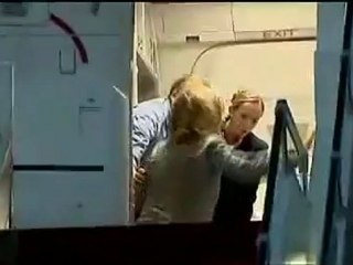 Hillary Clinton trébuche en entrant dans l'avion
