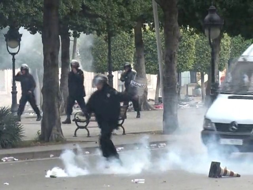 Tunis: la police disperse les manifestants, l'armée sur place