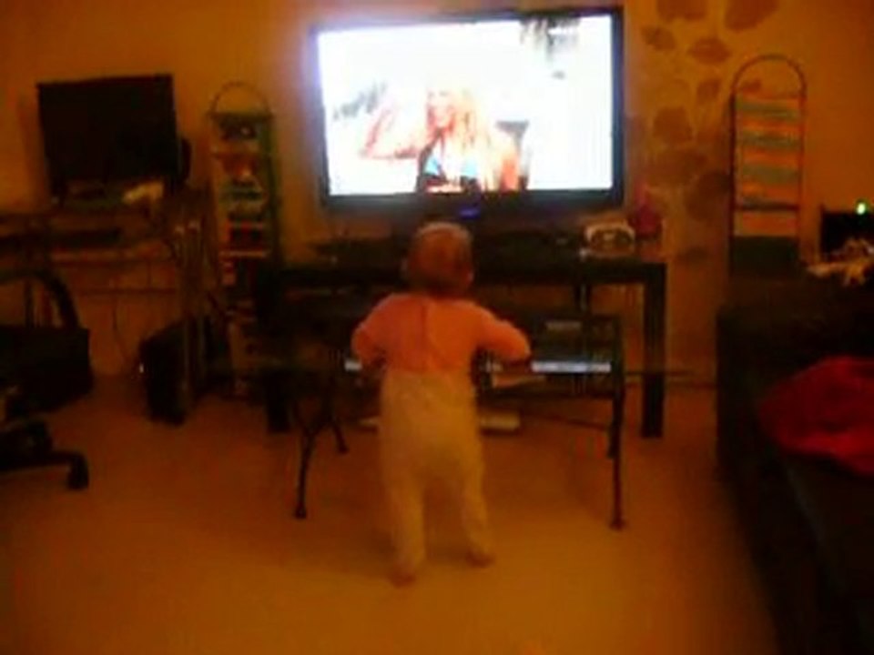 ma ptite puce qui danse et chante sur shakira