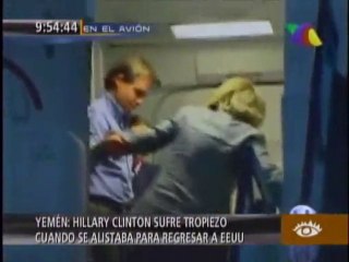 Hillary Clinton se tropieza al abordar avión