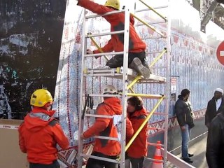 Louxor, pose de la décoration des palissades (Barbès, Paris)