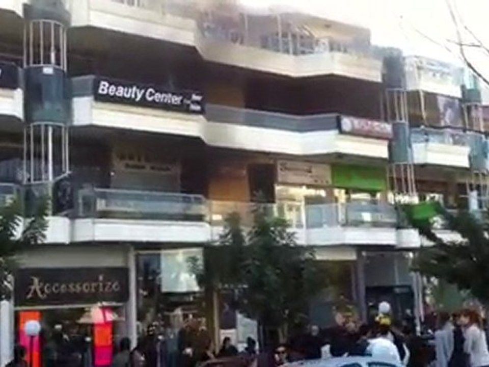 Πυρκαγιά σε εμπορικό κέντρο στη Γλυφάδα