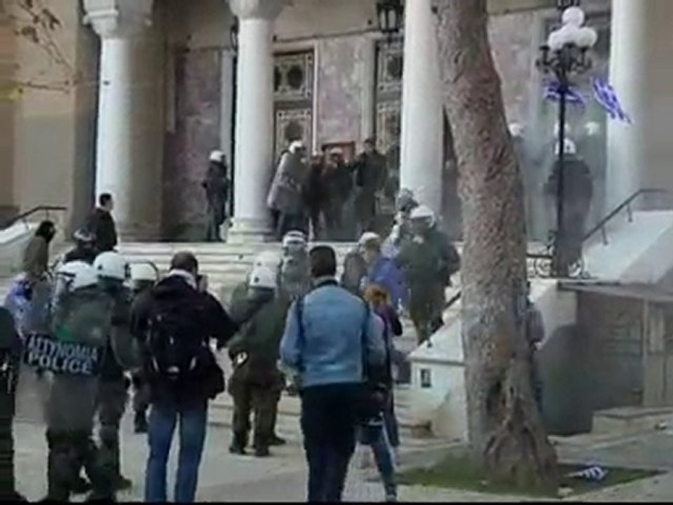 Anti-immigrant groups clash with police in Athens