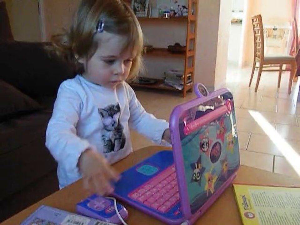 Léonie sur son PC