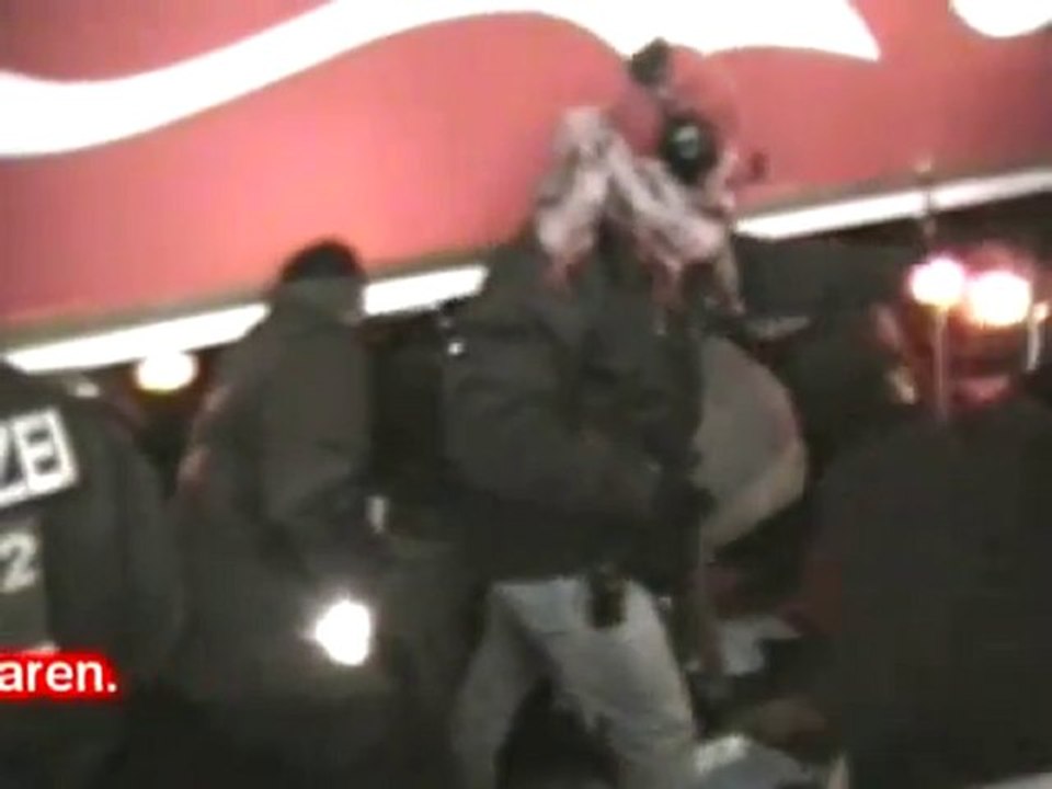 Aktivisten ketten sich an Coca-Cola Truck (Dez. 2010)