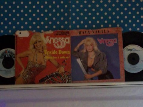 Connie Breukhoven Als Vanessa - Hava Nagila & Up Side Down