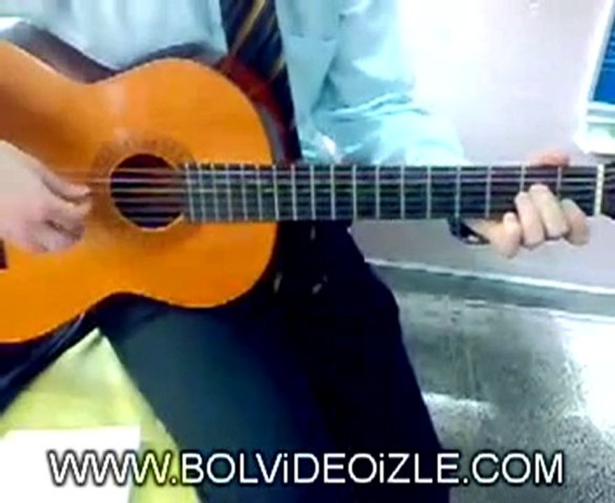 Muzik ogretmeninden ogrencilerine muzik ziyafeti