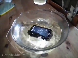 Motorola Defy dans l'eau en slow motion.