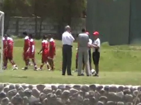 Peru.com: Manuel Burga en práctica de Perú