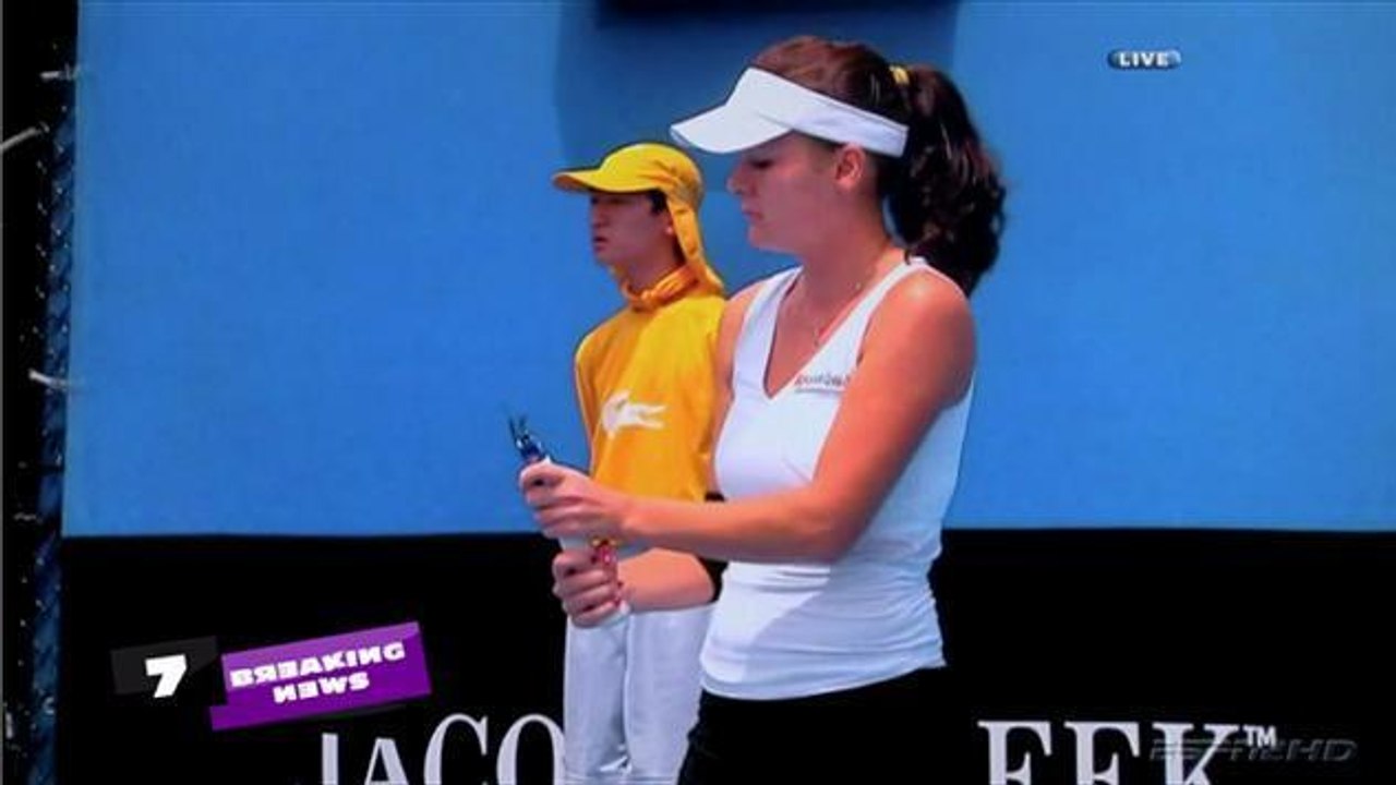 Elle se retrouve sans raquette en plein match