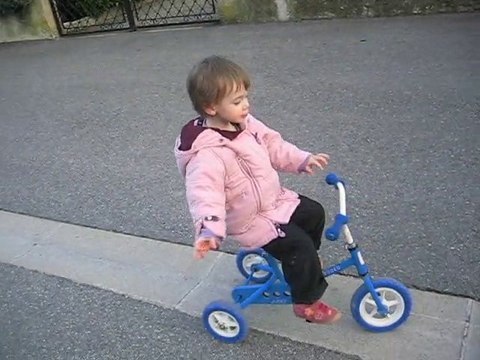 Anais en tricycle à Crest