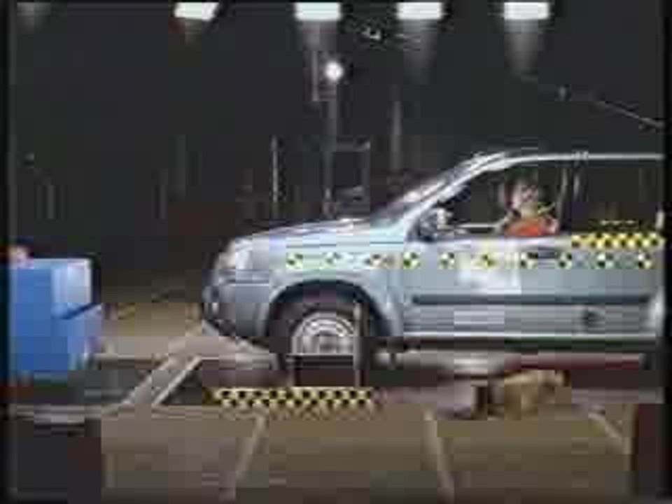 Crash_test_Nissan_X-Trail_2003