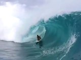 TUHITI surfs Teahupoo