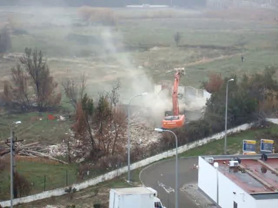 Derribo naves junto a gasolinera shell
