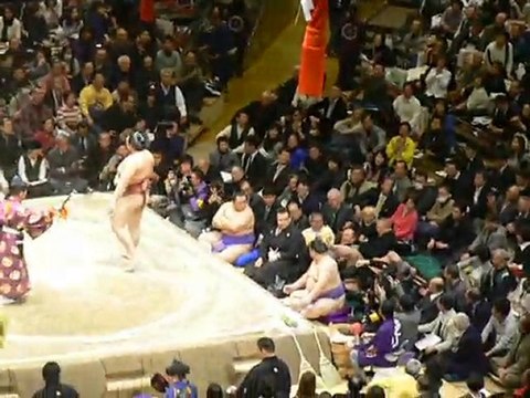 Gros chinois tombe sur petit chinois