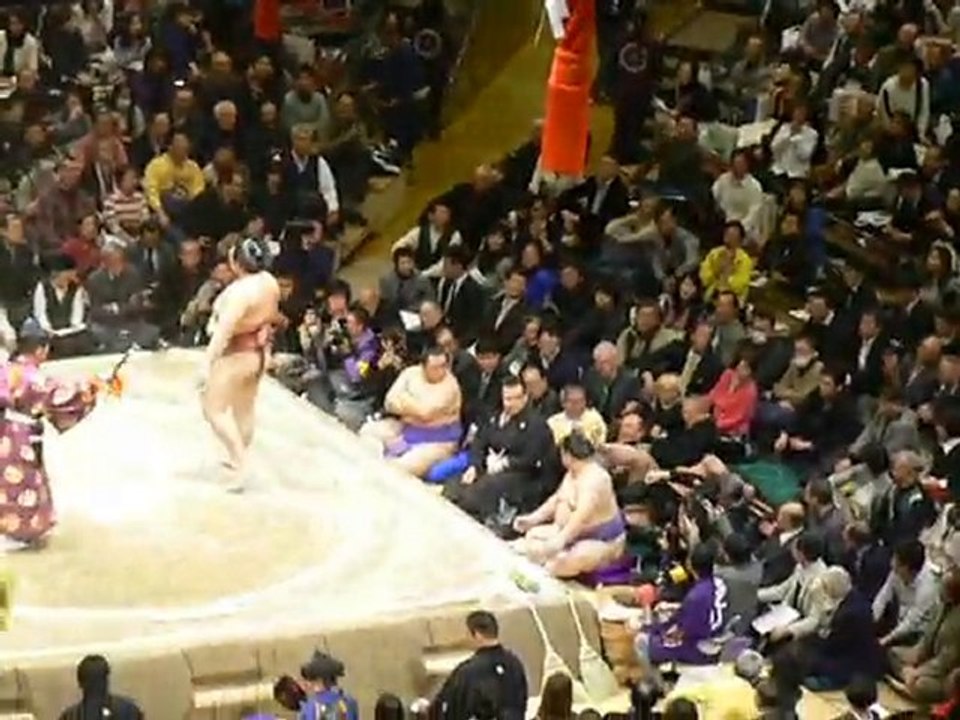 Gros chinois tombe sur petit chinois