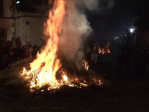 Quand chevaux et cavaliers font corps au-dessus des flammes