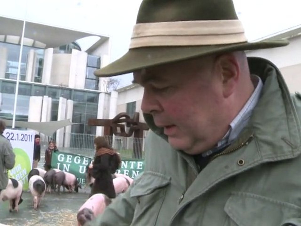 German farmers take pigs to dioxin protest