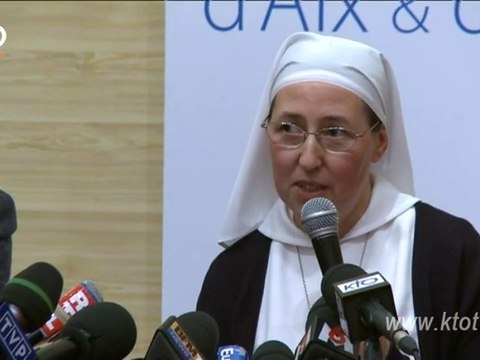 Soeur Marie Simon-Pierre devant la presse