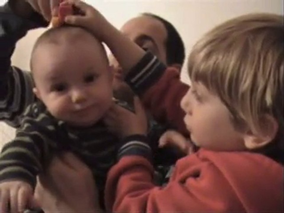 201005 JO, ELLIOTT ET PAPA JOUENT AVEC UNE VOITURE