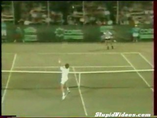 Voleè incredibile lanciando la racchetta