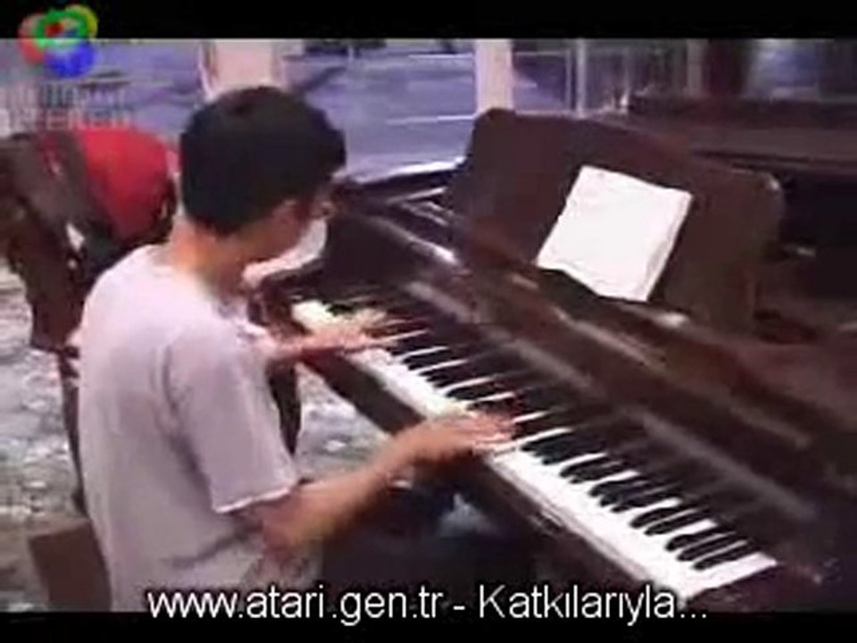Mario müziğini piyanoyla çalıyor - Atari.gen.tr