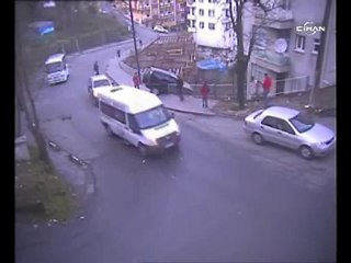 Rizede görenleri şaşırtan kaza-VİDEO