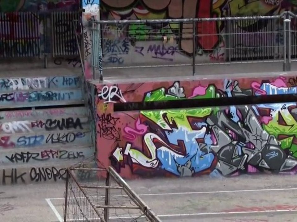 Graffitis à la piscine Molitor -janvier 2011-