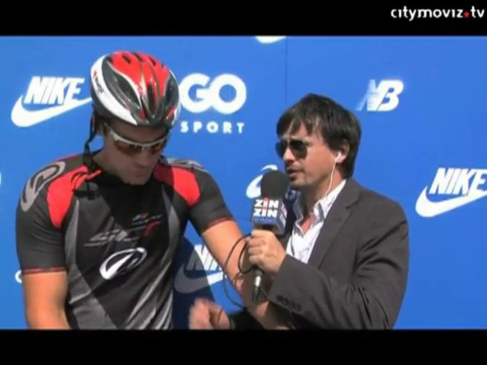 Croisement entre un cycliste et un peroquet