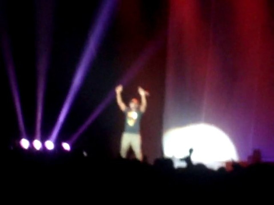Tinie Tempah en 1ère partie du concert de USHER : USHER OMG