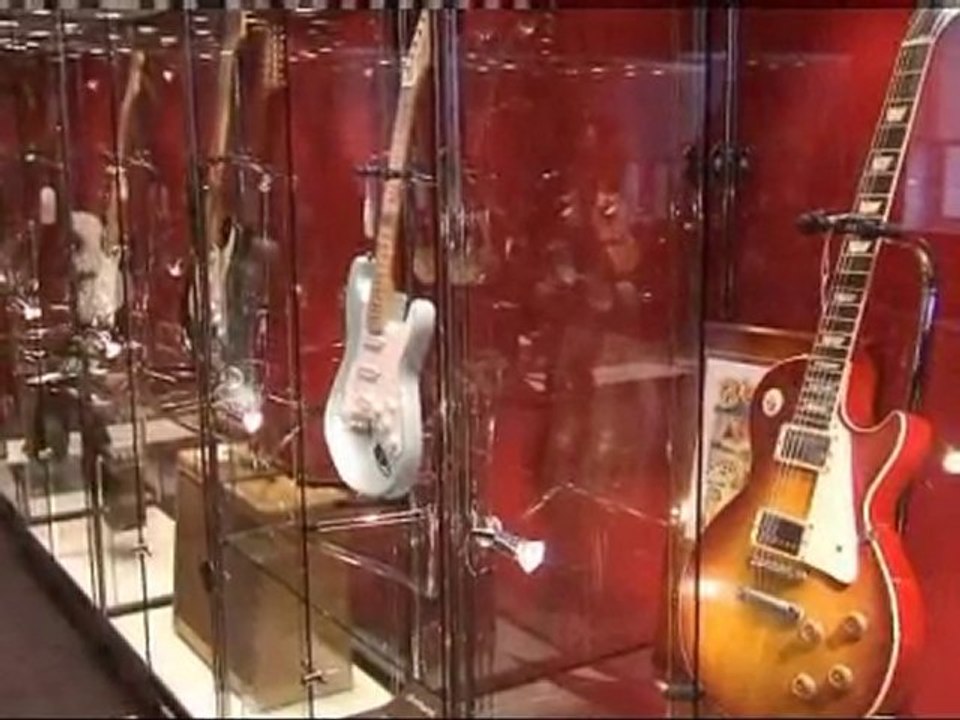 Eric Clapton sells off guitars for charity