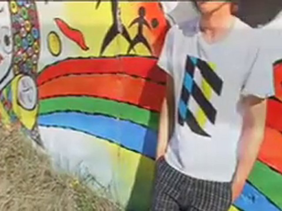 Australian Craig Anderson surfs Hawaii on his FiberFlex