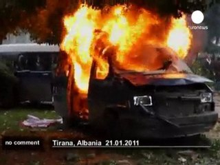 Tải video: Violentes manifestations à Tirana - no comment