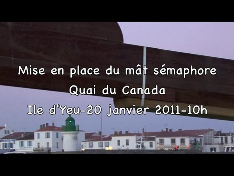 Mise en place du mât de sémaphore quai Canada à l'Île d'Yeu