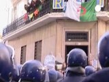 Cezayirli göstericilere polis engeli