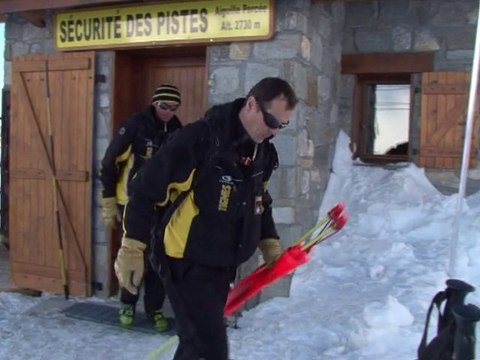 Des pisteurs déclenchent des avalanches pour assurer la sécurité des skieurs
