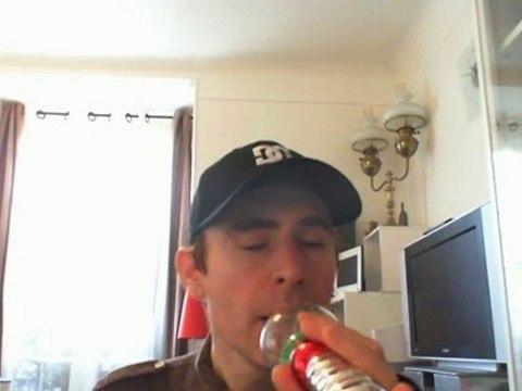 Wiwi égratigne fille de la nuit