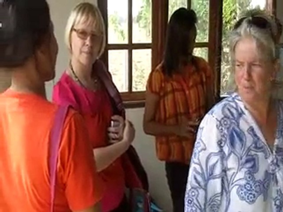 Thai silk - Experts Inspect Our Weaving