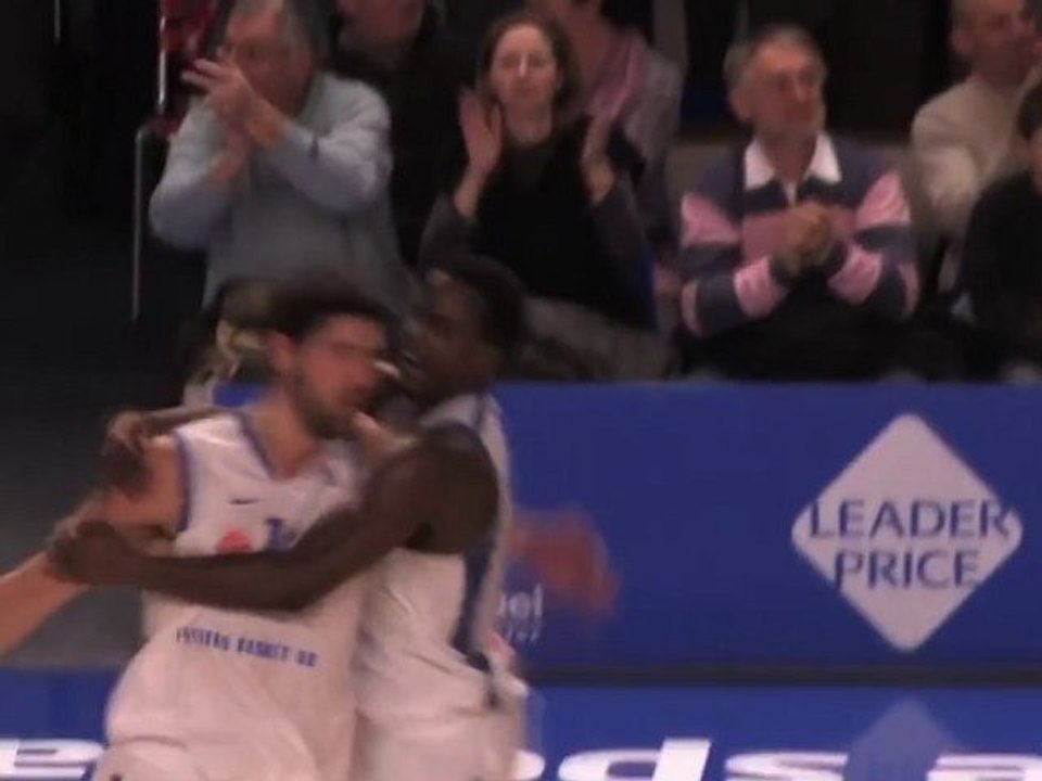 Action, PB86 : 3pts + faute de Guillard (2010-2011)