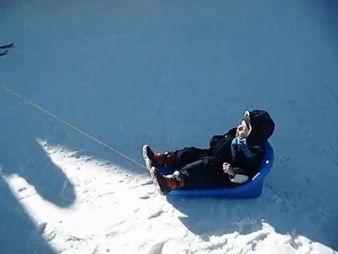 mon loulou ki fé de la luge sur lé piste
