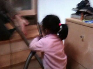 Valisoa passe l'aspirateur 23jan11