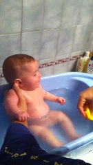 éclats de rire dans le bain