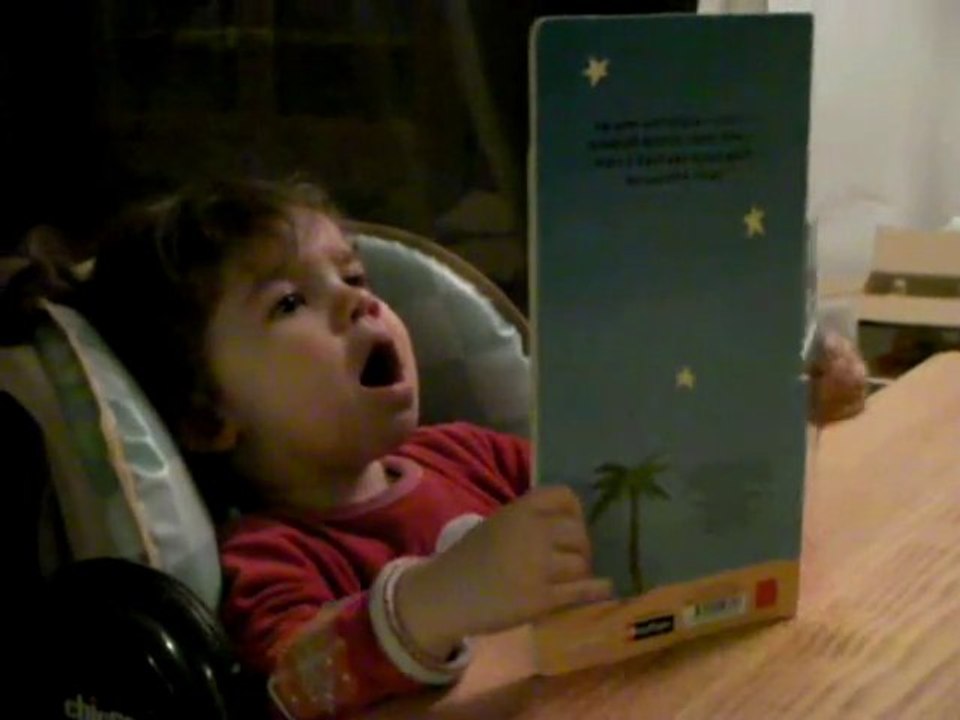 Olivia lit une histoire